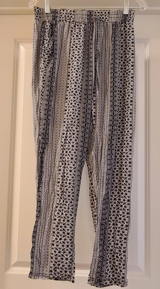 CLEARANCE 3/$15 Black and White Floral slim fit drawstring casual soft pants m/L - Picture 6 of 10